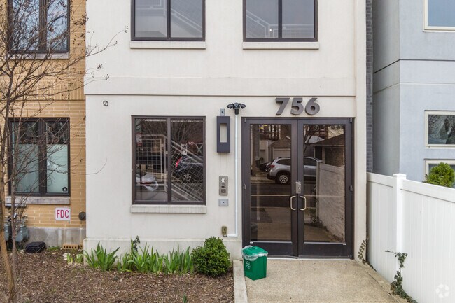 Entrada - 756 Park Rd NW