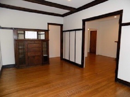 Building Photo - 549 W Dickens Ave