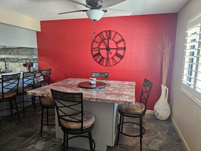 Foto del edificio - Fully Furnished Winter & Summer Condo