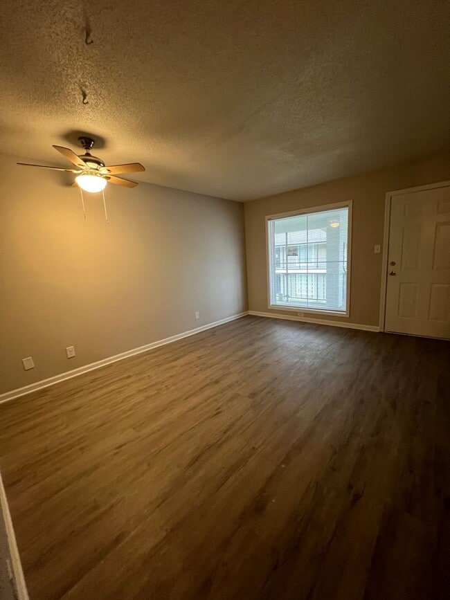 Building Photo - 1 Bedroom 1 Bathroom Remodeled Apartment