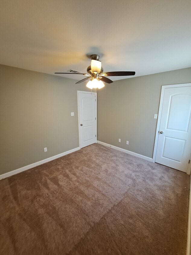 Building Photo - 10 Jennifer Cove