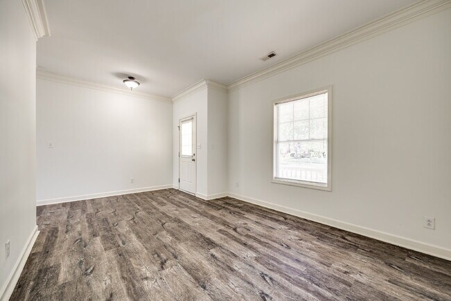 Building Photo - Spacious 4 bedroom 3 bath home with beauti...