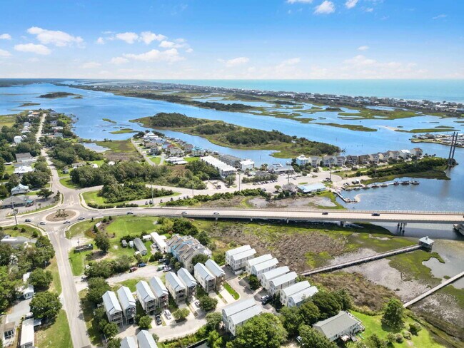 Building Photo - Coastal Comfort Awaits: Spacious 3-Bed, 3-Bath Townhouse in Surf City!