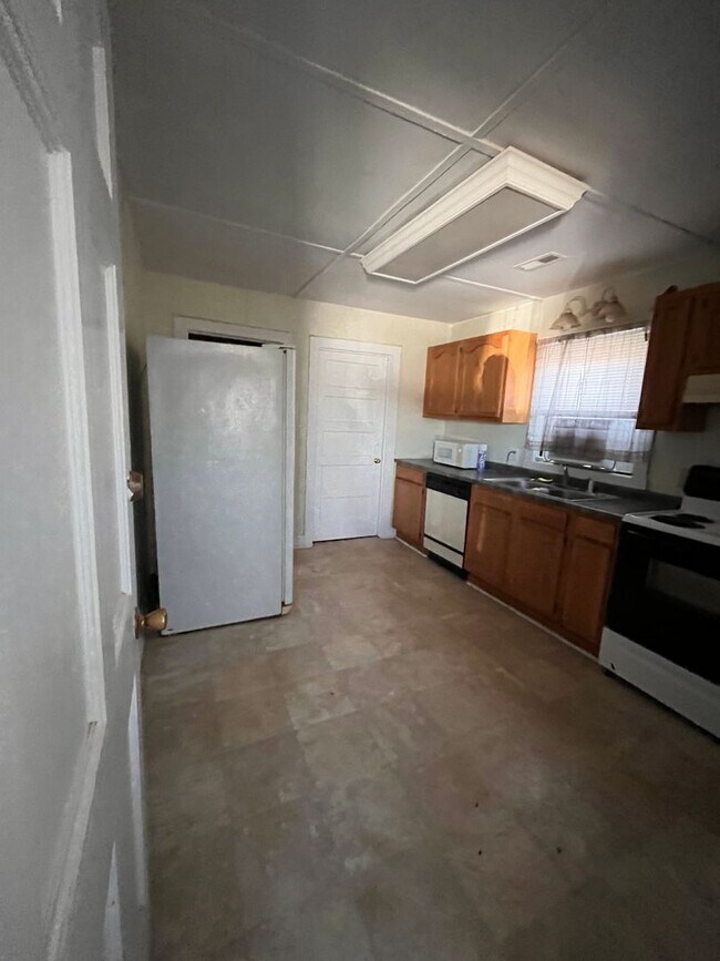 Building Photo - 2 bed 1 bath old farmhouse in Forest!