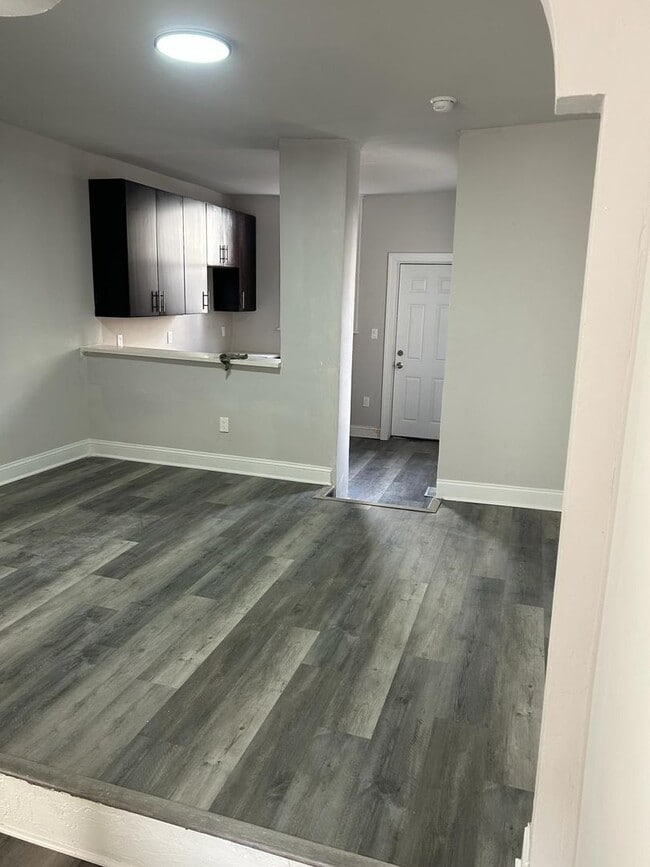 Building Photo - Updated 3 Bedroom