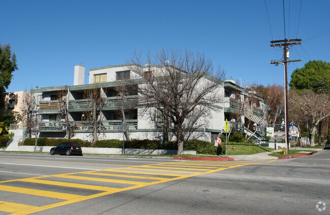 árbol obstruction - Laurelwood Apartments