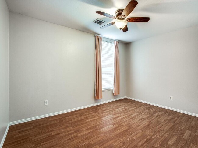 Building Photo - 2211 Lilac Cir
