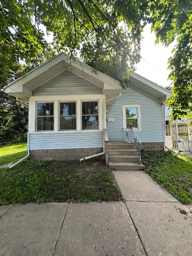 Primary Photo - 1253 Evergreen Ave