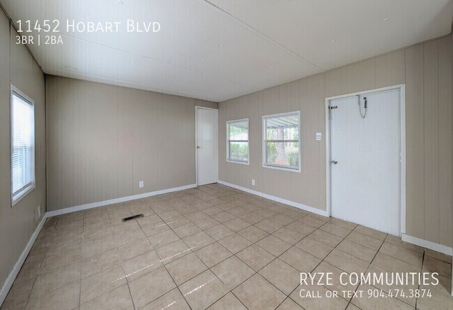 Foto del edificio - 11452 Hobart Blvd