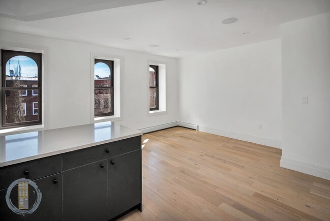 Building Photo - 371 MacDonough St