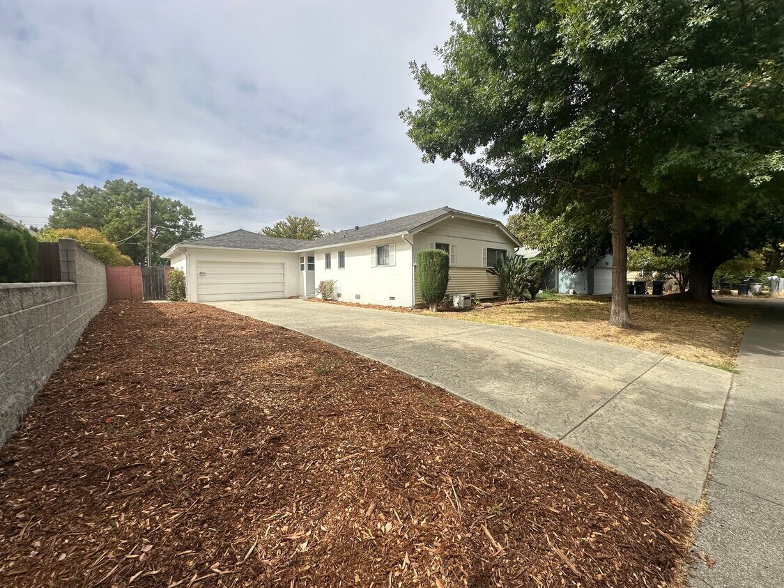 3 Bedroom 2 Bathroom Home with Pool - 3 Bedroom 2 Bathroom Home with Pool