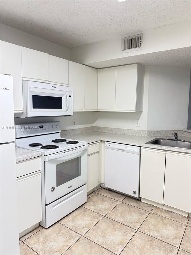 Foto del edificio - 8851 Wiles Rd