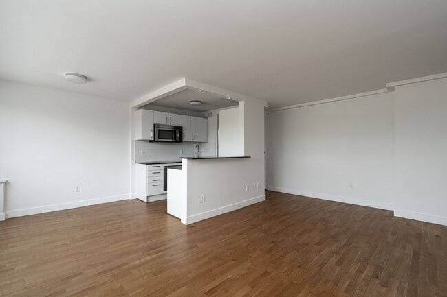 Building Photo - 265 Russell Hill Road