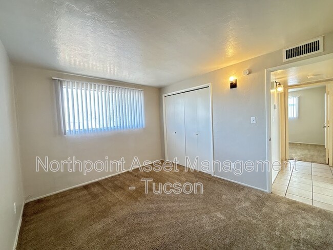 Building Photo - 1550 N Craycroft Rd