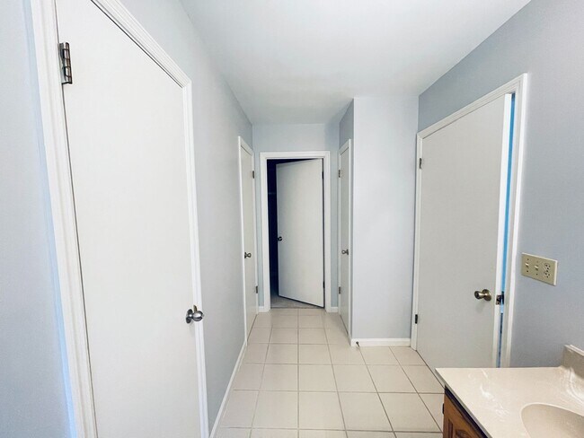 Foto del edificio - 2-Bedroom Townhouse with Garage & Pool on ...