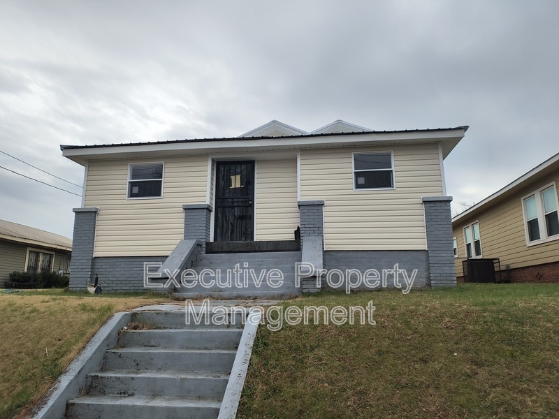 Primary Photo - 1021 Columbia St