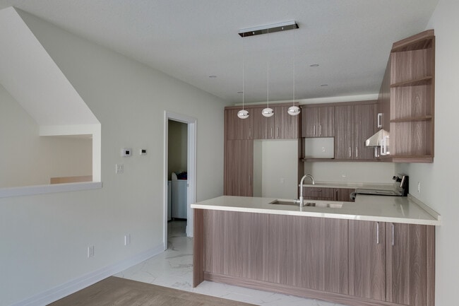 Photo du bâtiment - MODERN THREE ROW TOWNHOME IN SOUTHEAST LONDON