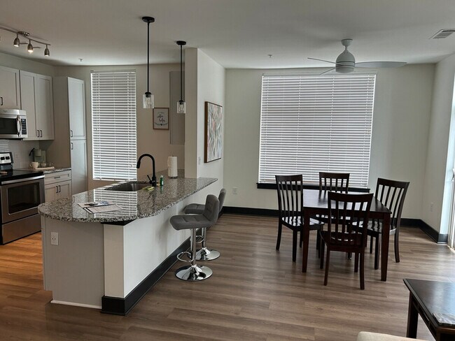 Foto del edificio - 401 W Trade St