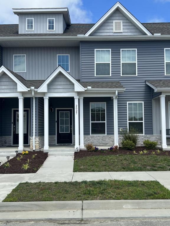 Foto principal - 2027 Chartwell Dr
