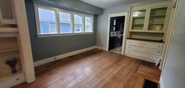 Building Photo - Spacious 2 Bed 1 Bath in Central Ballard