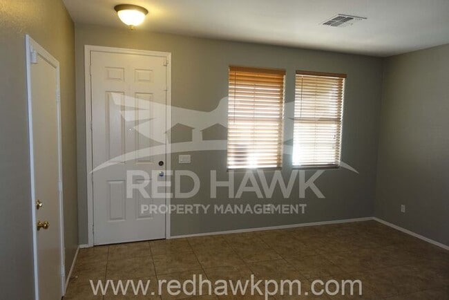 Building Photo - Gorgeous 4 Bedroom plus Loft, 2.5 Bathroom...
