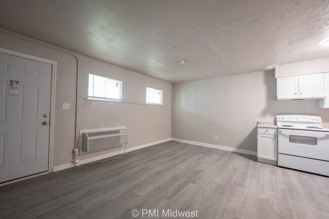Building Photo - 3900 Shadeland Ave 1 Bedroom