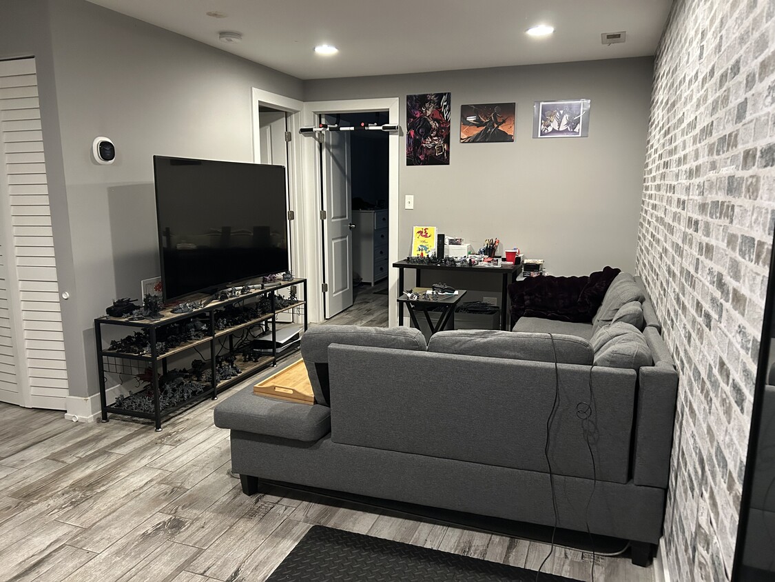 Living room - 2019 N Sawyer Ave