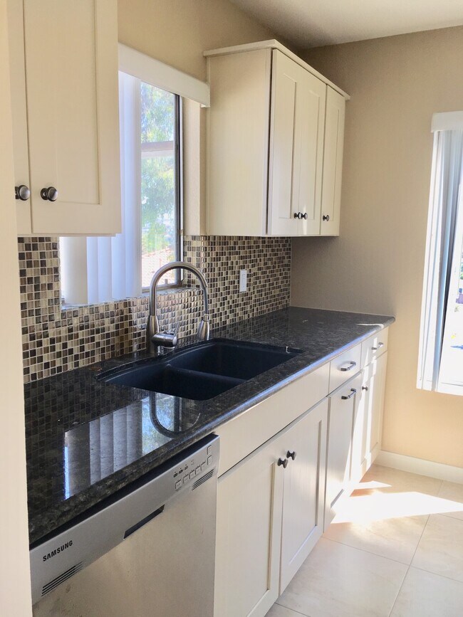 Kitchen w/ Granite Counters, Backsplash, Custom Cabinetry, Stainless Appliances - 918 S Rancho Santa Fe Rd