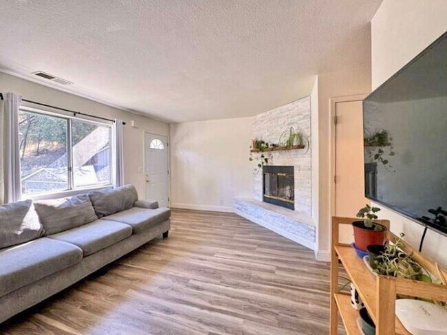 Building Photo - OAK RIDGE VILLAGE CONDO