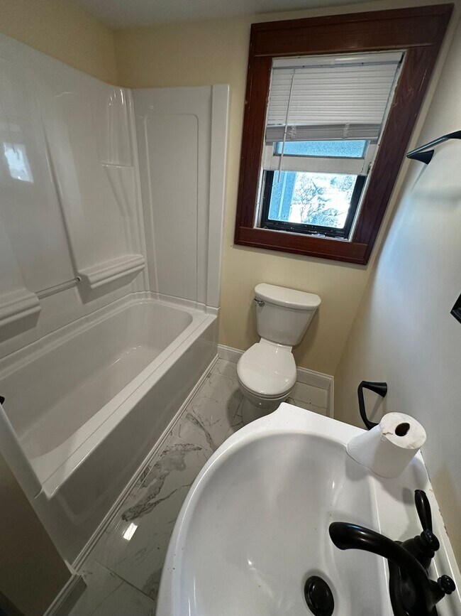 Building Photo - 44 Drew St