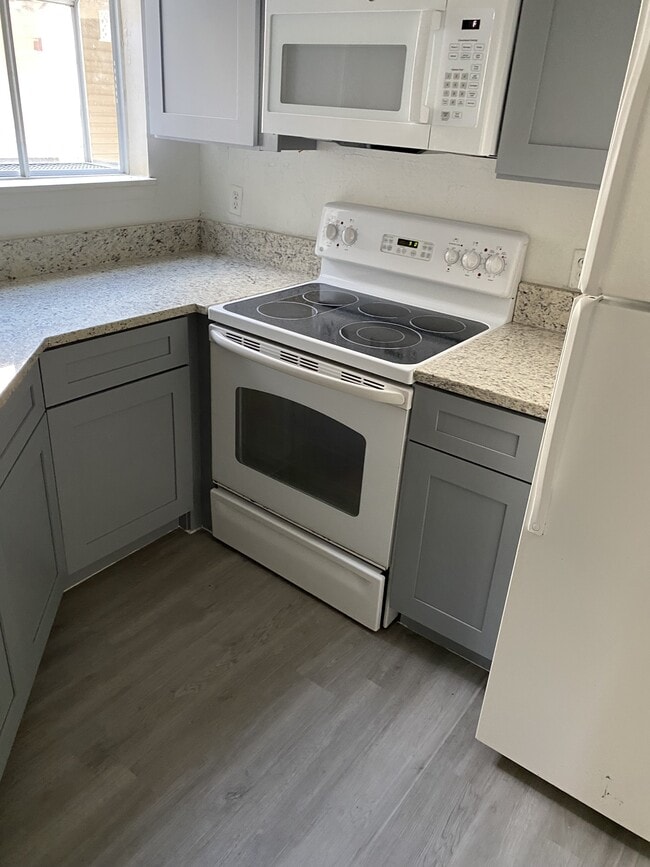 Building Photo - 1956 Lake Atriums Cir