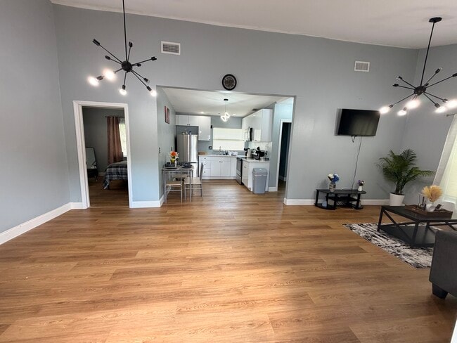 Building Photo - 414 N 60th Way