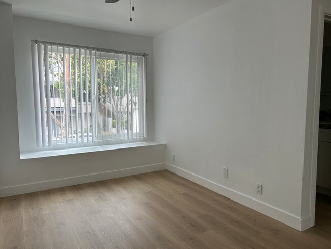 Building Photo - 924 Gaviota Ave