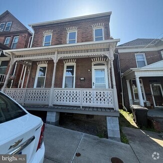Building Photo - 704 5th St