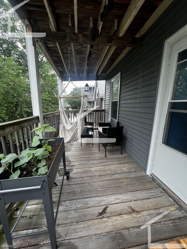 Building Photo - 2 br, 1 bath Triplex - 32 Justin Rd 2