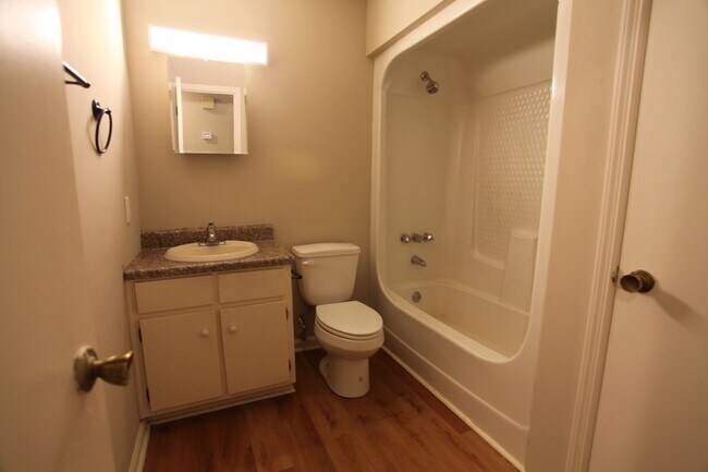 Foto del edificio - 2 Bedroom/ 1 Bathroom Available in July!