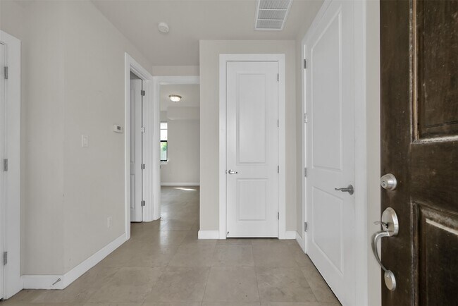 Foto del edificio - 9058 Laverne Cres