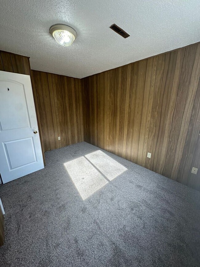 Building Photo - 2 bedroom 1 bathroom