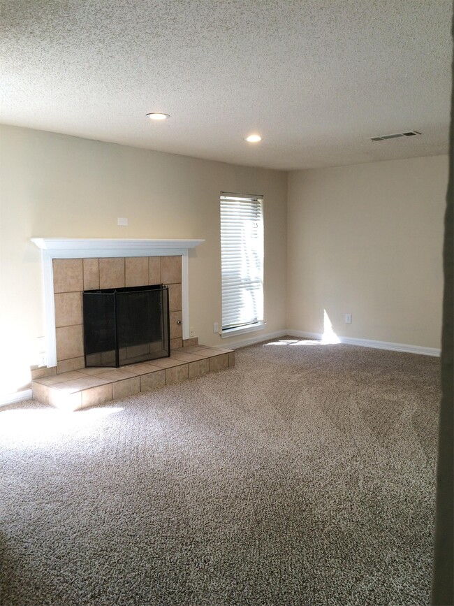Building Photo - 5040 Thunder Rd