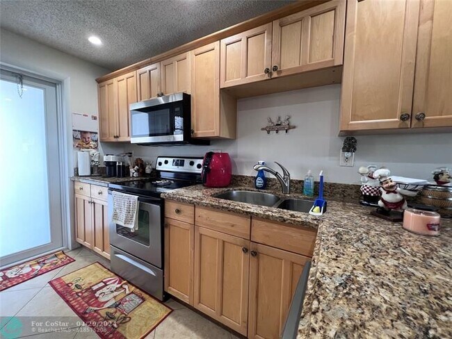 Building Photo - 3100 N Palm Aire Dr