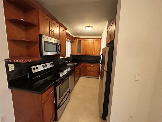 Building Photo - 2880 Pine Tree Dr
