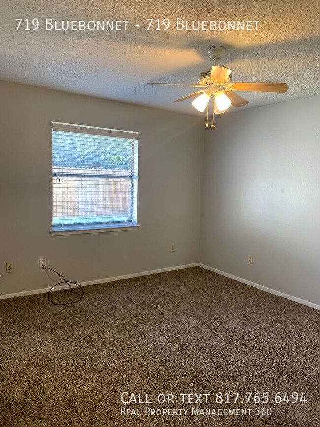 Building Photo - Freshly painted duplex in Keller ISD.