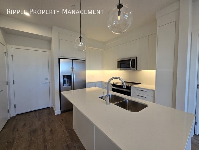 Photo du bâtiment - AMAZING 2 BEDS, 2 BATHS APARTMENT/CONDO | PRIVATE BALCONY