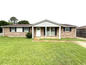 Building Photo - 224 Lilac Dr