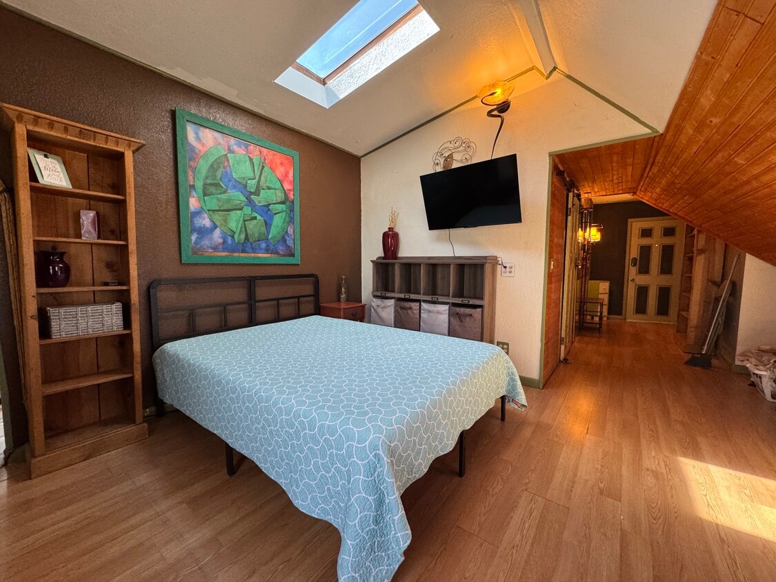 Queen Comfy Bed - 118 E Brookside St