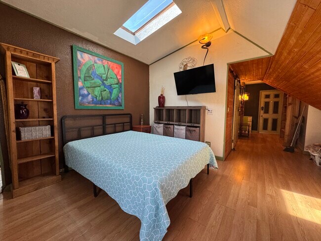 Cama Queen cómoda - 118 E Brookside St