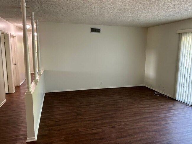 Building Photo - HUGE 4BDRM HOUSE FOR LEASE! MUST SEE!