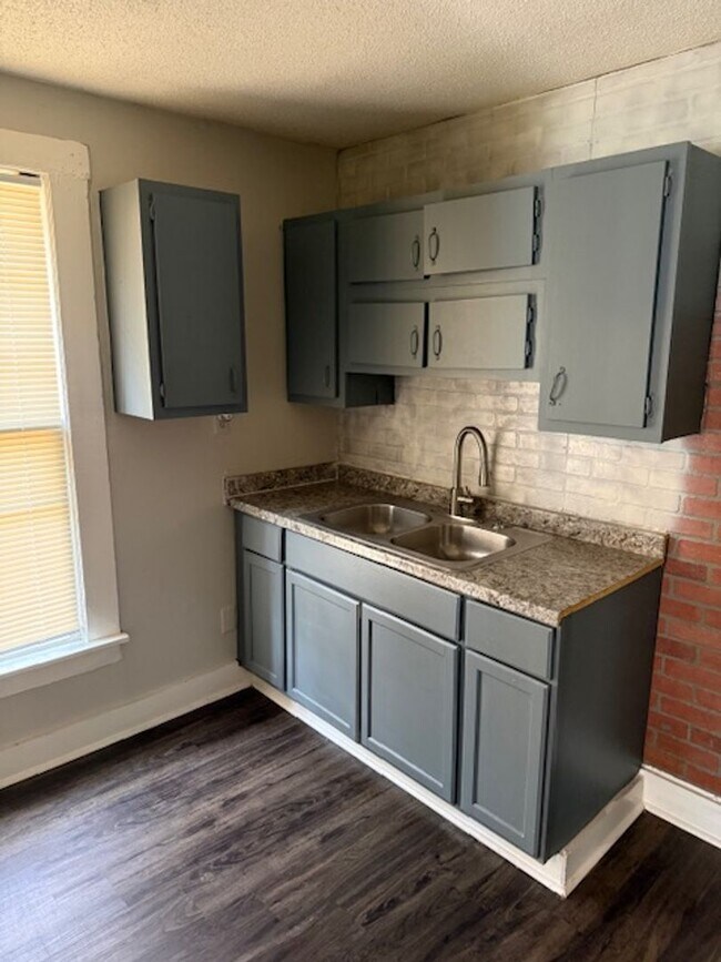 Building Photo - Great Property in quite Neighborhood