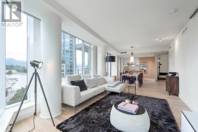 Photo du bâtiment - 1499-1499 W Pender St