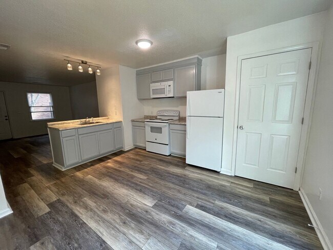 Foto del edificio - 2 Bedroom Townhome within Blocks to the Beach